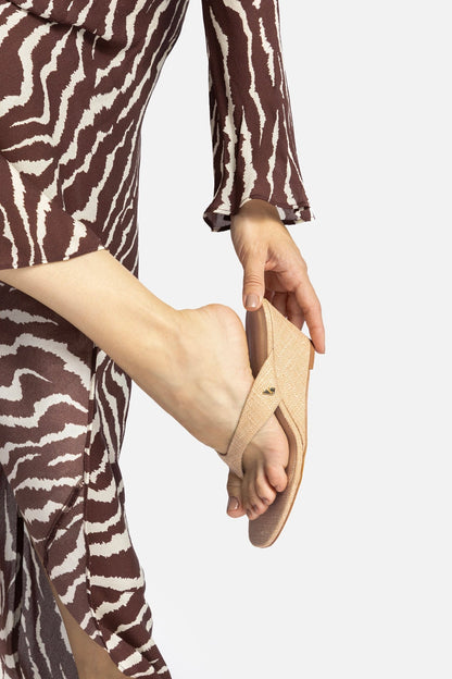 Gaia Low Wedge In Beige Raffia - Larroude
