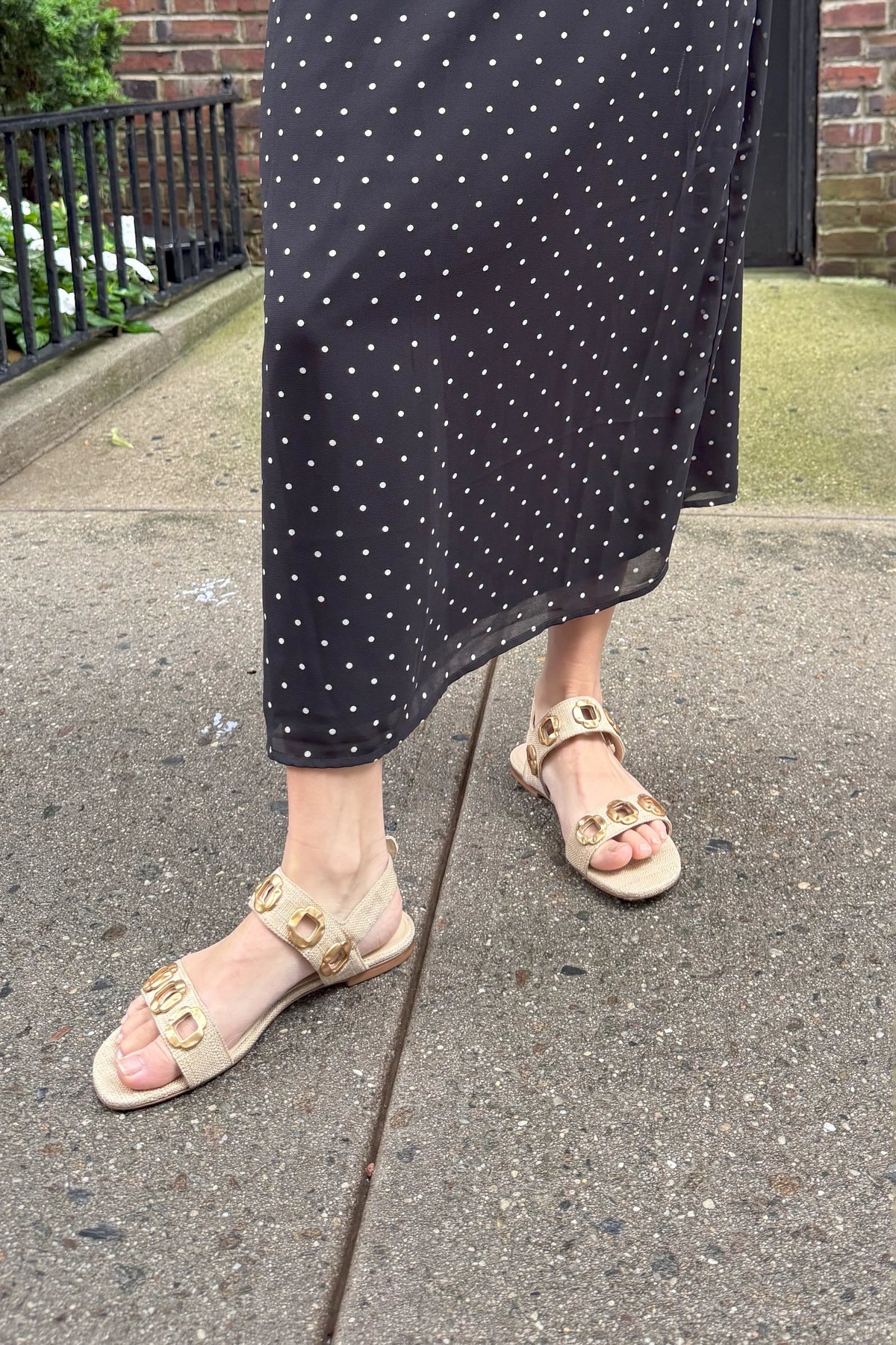 Milan Flat Sandal In Beige Raffia - Larroude