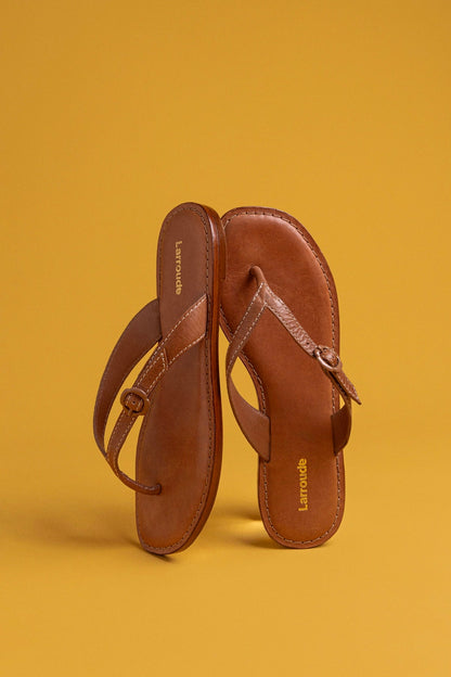 Mary Kate Flat Sandal In Caramel Leather - Larroude