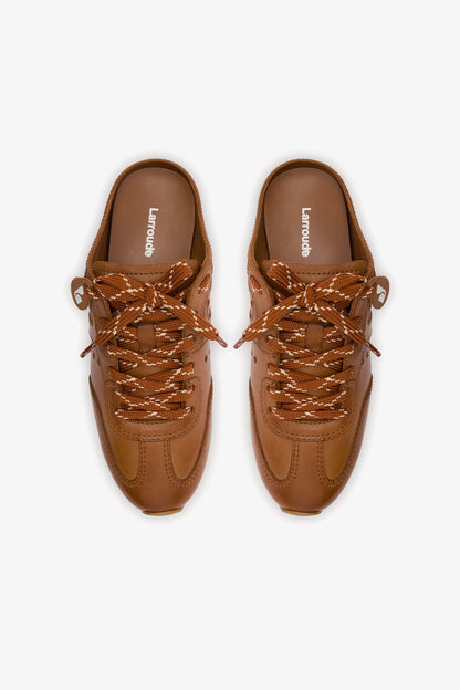 Stella Mule In Caramel Leather - Larroude